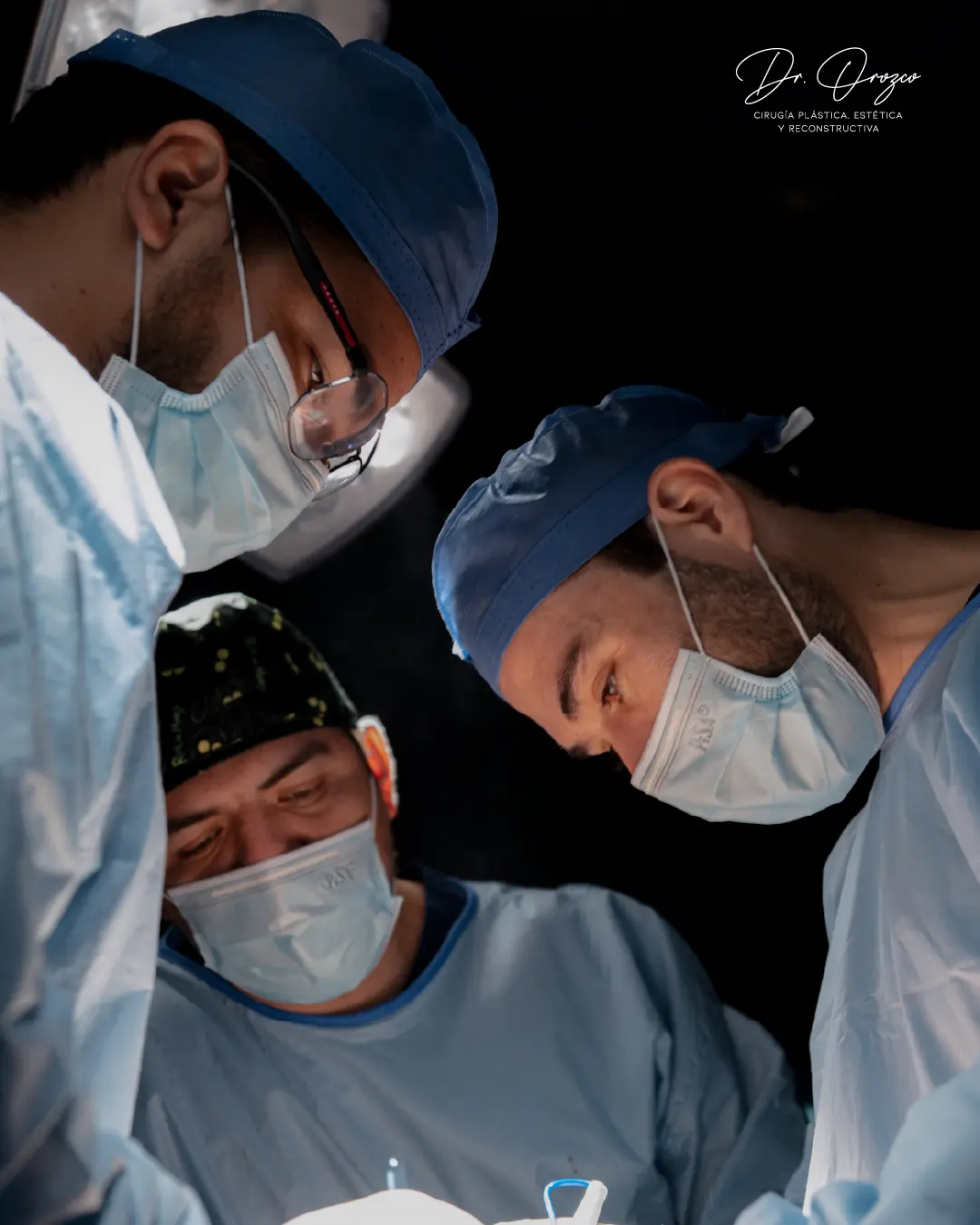 Dr. Orozco's multidisciplinary medical team during surgery in Merida